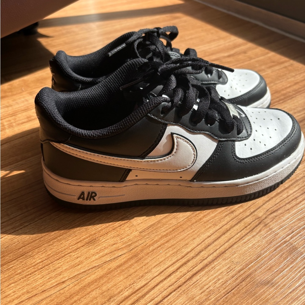 Nike Women's Black and White Sneakers 5.5 youth run like size 7